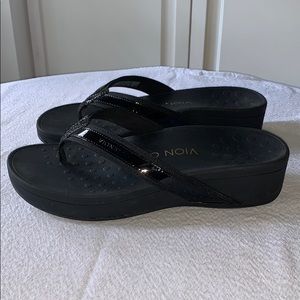 Vionic High Tide Platform Sandal in black size 9.5